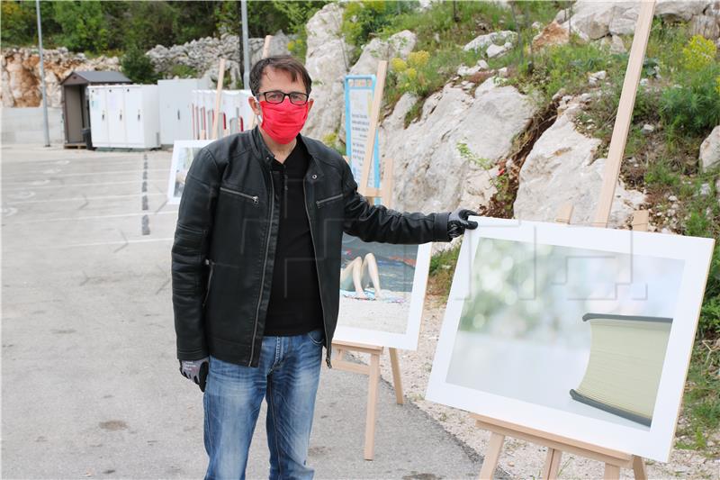  Pisac i fotograf Jure Divić postavio "drive-in“ izložbu fotografija