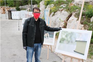  Pisac i fotograf Jure Divić postavio "drive-in“ izložbu fotografija