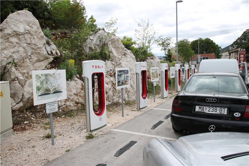  Pisac i fotograf Jure Divić postavio "drive-in“ izložbu fotografija