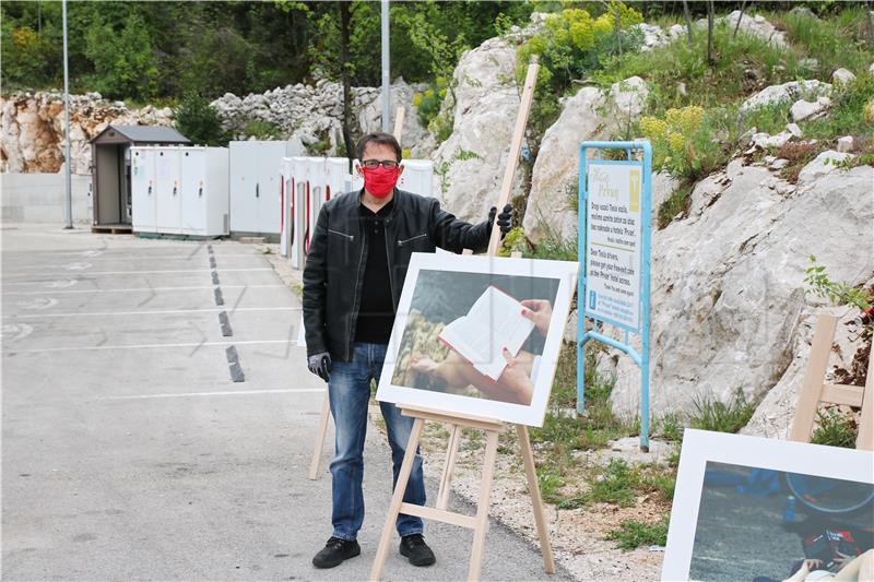  Pisac i fotograf Jure Divić postavio "drive-in“ izložbu fotografija