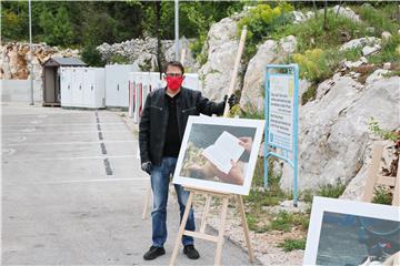  Pisac i fotograf Jure Divić postavio "drive-in“ izložbu fotografija