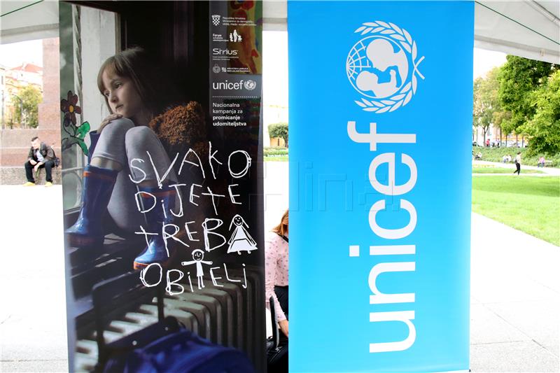 UNICEF ensures tablets and SIM cards for children