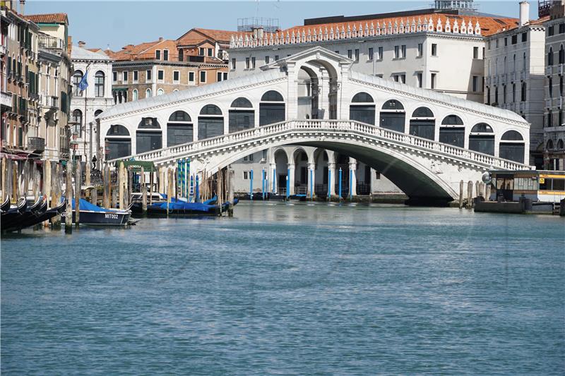 Venecija vapi za turistima