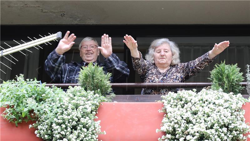 Korisnici domova za starije pjevaju i plešu na balkonima