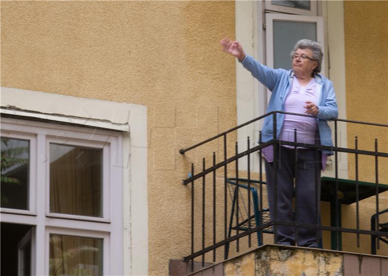 Korisnici domova za starije pjevali i plesali na svojim balkonima