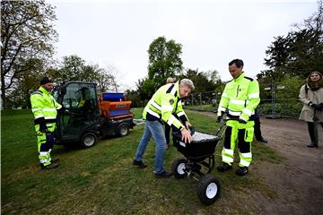 Lund: Stajskim gnojivom protiv okupljanja u glavnome parku