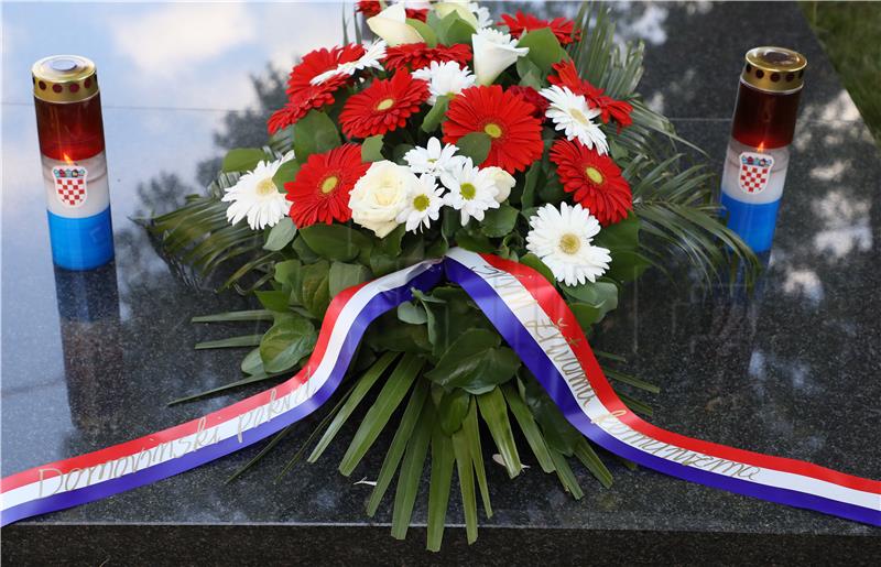 Skoro lays wreath to commemorate victims of communist crimes