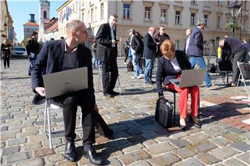 Oporbena sjednica skupštine na Markovom trgu