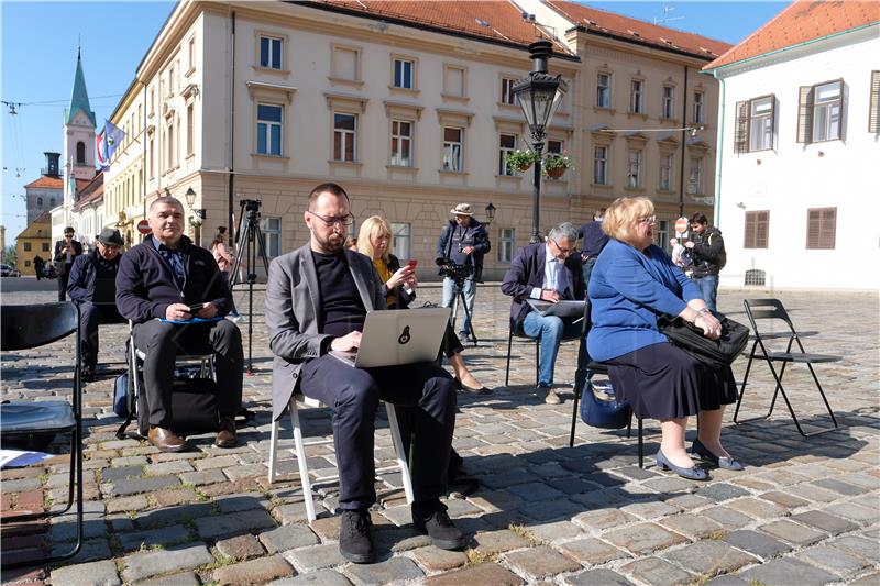 Oporbena sjednica skupštine na Markovom trgu