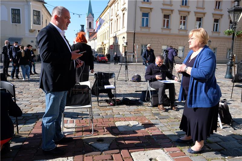 Oporbena sjednica skupštine na Markovom trgu