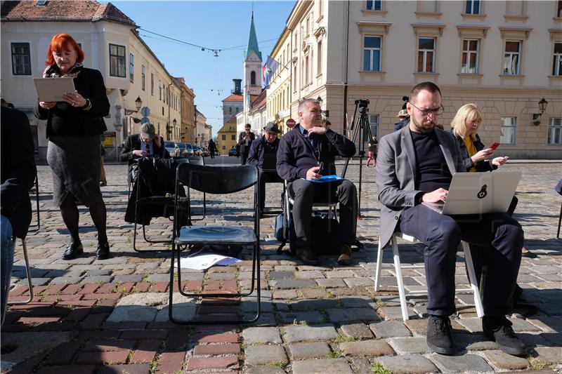 Oporbena sjednica skupštine na Markovom trgu