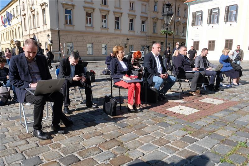 Oporbena sjednica skupštine na Markovom trgu