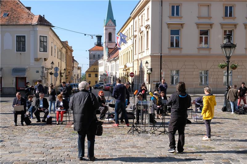 Oporbena sjednica skupštine na Markovom trgu