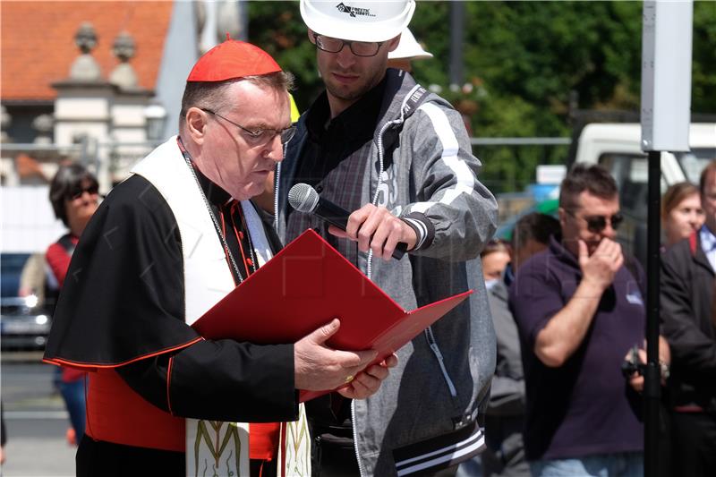 Kardinal Bozanić blagoslovio zamjenske križeve za Katedralu