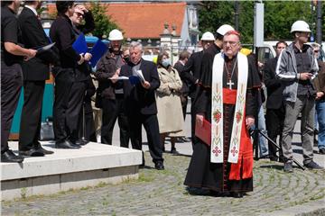 Kardinal Bozanić blagoslovio zamjenske križeve za Katedralu