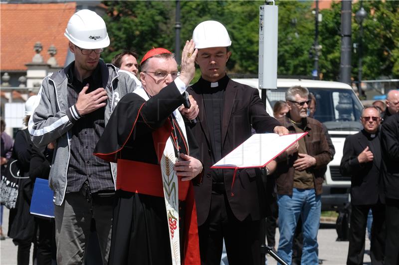 Kardinal Bozanić blagoslovio zamjenske križeve za Katedralu