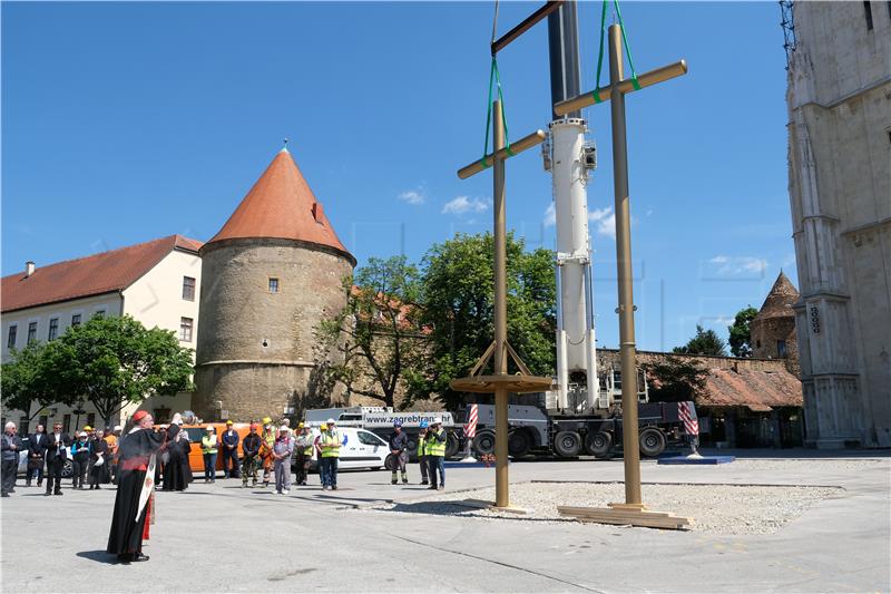 Kardinal Bozanić blagoslovio zamjenske križeve za Katedralu