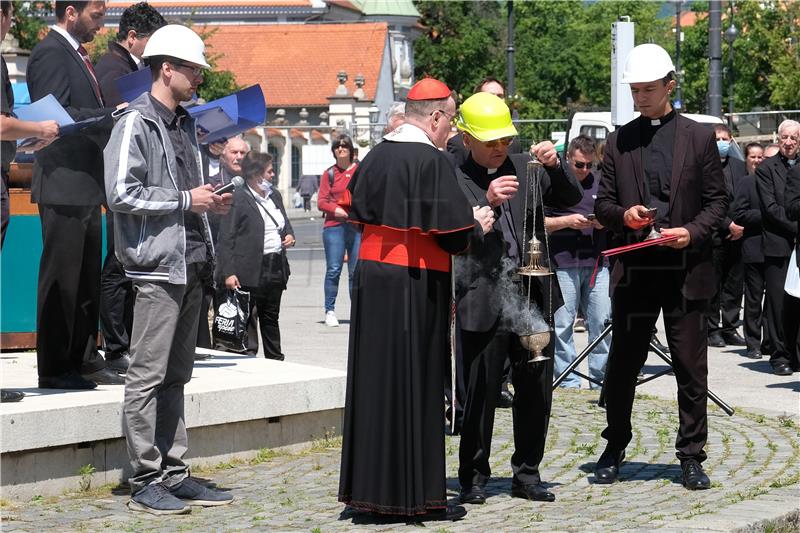 Kardinal Bozanić blagoslovio zamjenske križeve za Katedralu