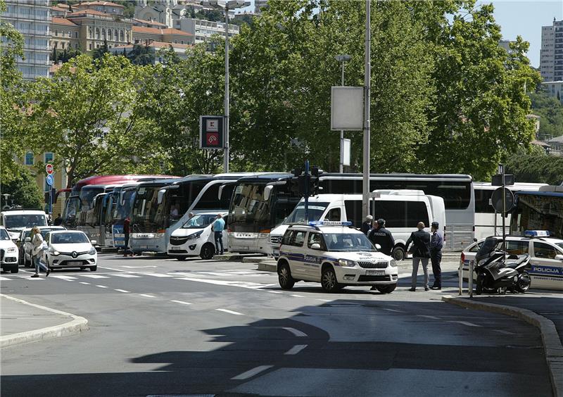 Rijeka: Mirni prosvjed "Ostani doma i ostat ćeš bez doma"