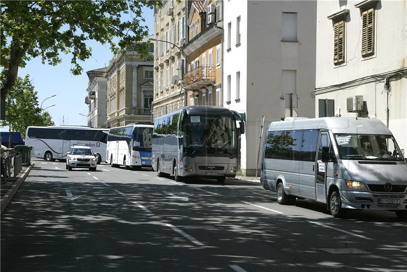 Rijeka: Mirni prosvjed "Ostani doma i ostat ćeš bez doma"