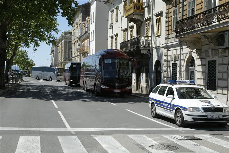 Rijeka: Mirni prosvjed "Ostani doma i ostat ćeš bez doma"