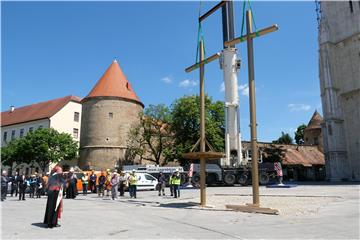 Kardinal Bozanić blagoslovio privremene križeve na Katedrali