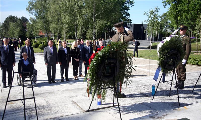 Polaganje vijenaca u povodu 75. obljetnice pobjede nad fašizmom