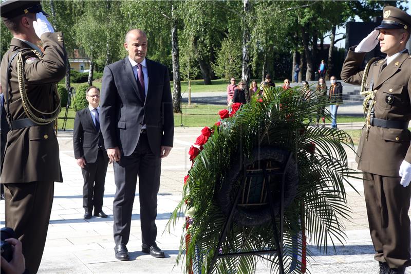 Polaganje vijenaca u povodu 75. obljetnice pobjede nad fašizmom