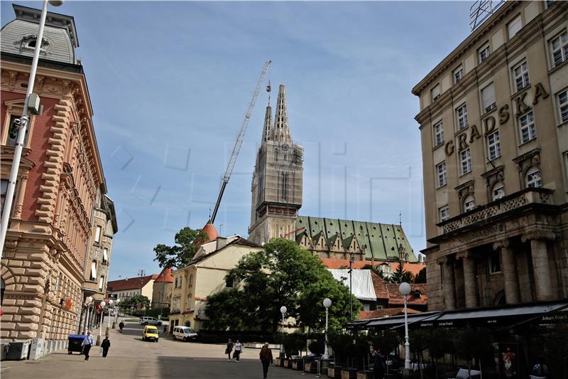 Postavljen križ na sjeverni toranj zagrebačke katedrale