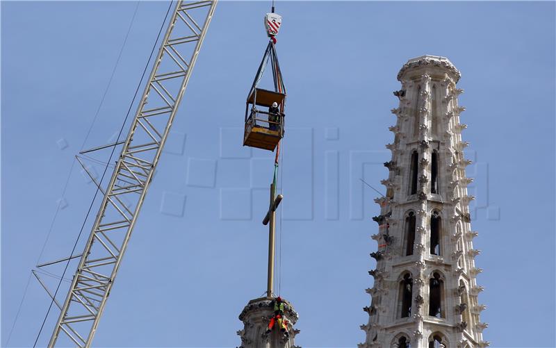 Postavljen križ na sjeverni toranj zagrebačke katedrale