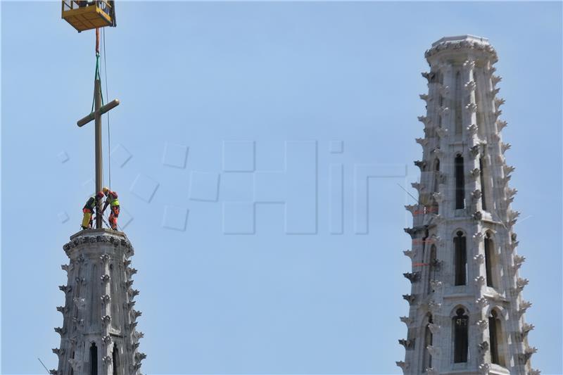 Postavljen križ na sjevernom tornju Katedrale