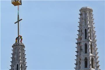 Postavljen križ na sjevernom tornju Katedrale