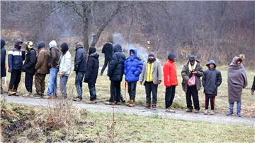 BiH: Migranti u Bihaću se bune, policija pucala u zrak