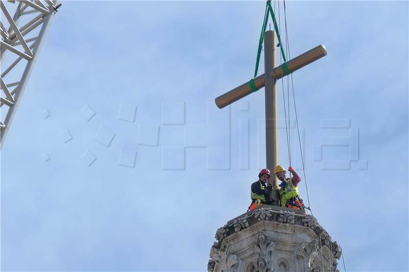 Prvi od dva zamjenska križa postavljen na toranj Zagrebačke katedrale 