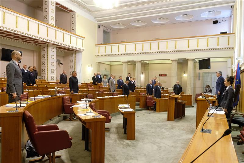 Parliament observes minute of silence for Communist regime victims