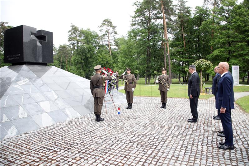 Croatian president lays wreath for post-WWII victims in Tezno