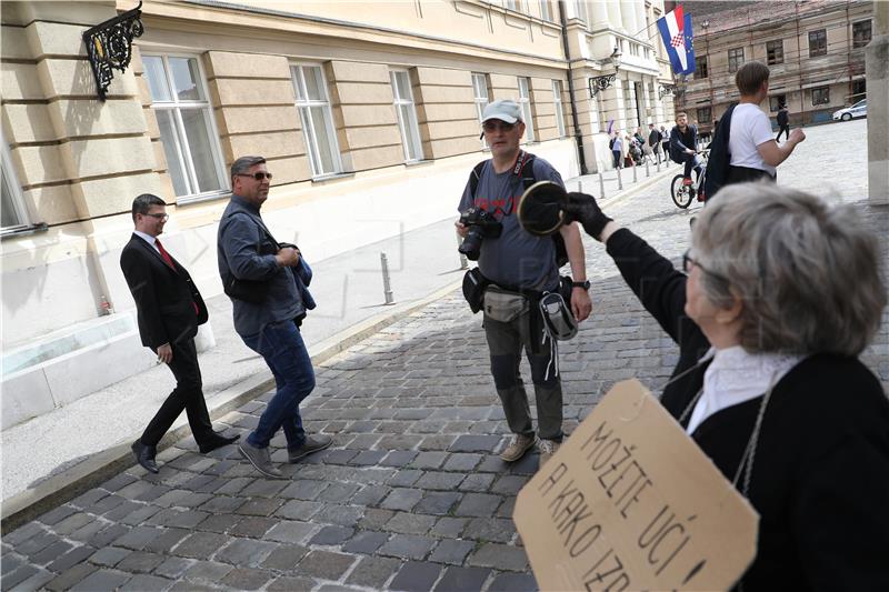 Nakon raspuštanja Sabora zagrebačka oporba uz negodovanje ispraćala zastupnike