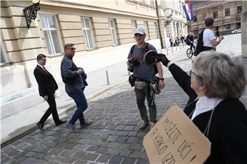 Nakon raspuštanja Sabora zagrebačka oporba uz negodovanje ispraćala zastupnike