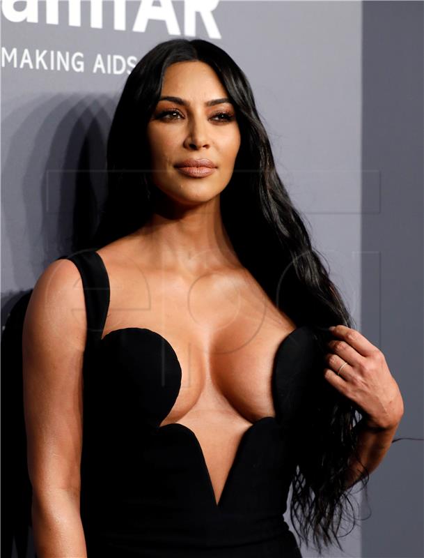 Kim Kardashian lansirala i u jednom danu prodala cijelu liniju maski za lice