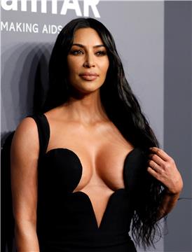 Kim Kardashian lansirala i u jednom danu prodala cijelu liniju maski za lice