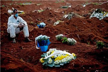 BRAZIL PPHOTO SET GRAVEDIGGERS PANDEMIC CORONAVIRUS