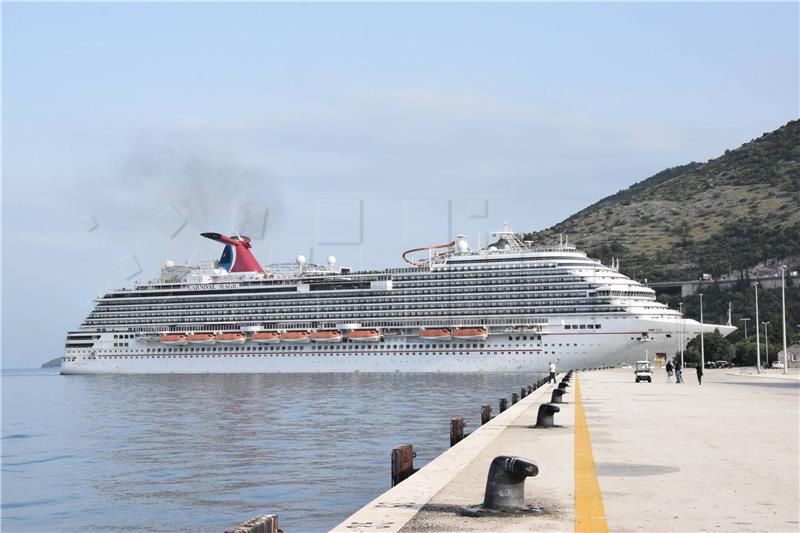 Carnival Magic cruise ship arrives in Dubrovnik for repatriation