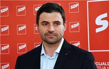 Predsjednik SDP-a Davor Bernardić na konferenciji za medije u Slavonskom Brodu