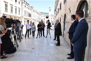 Konferencija za medije dubrovačko-neretvanskog HDZ-a na dubrovačkom Stradunu