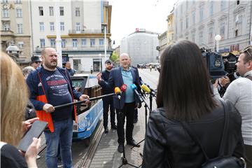 Performans Renata Peteka na Trgu bana Jelačića 