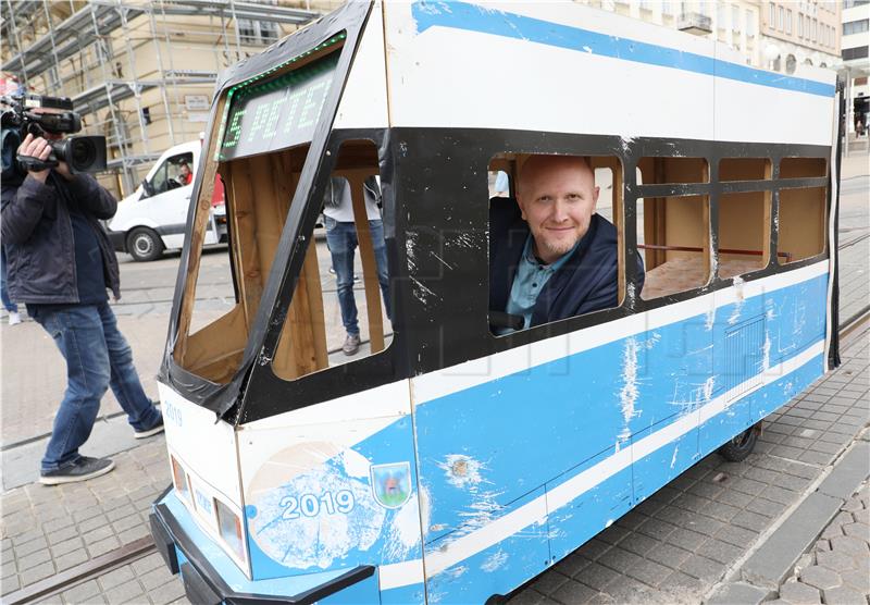 Petek se na Trg bana Jelačića "dovezao" u replici tramvaja "5 Petek" 