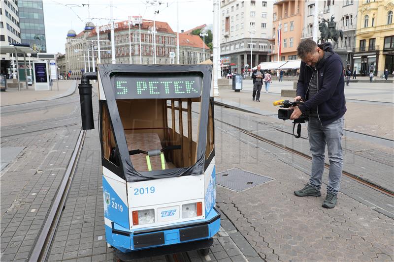 Performans Renata Peteka na Trgu bana Jelačića 