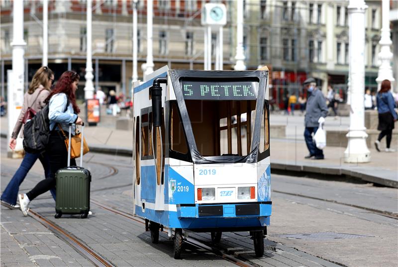 Performans Renata Peteka na Trgu bana Jelačića 