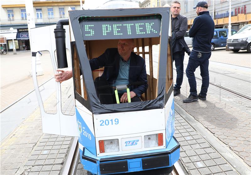 Performans Renata Peteka na Trgu bana Jelačića 