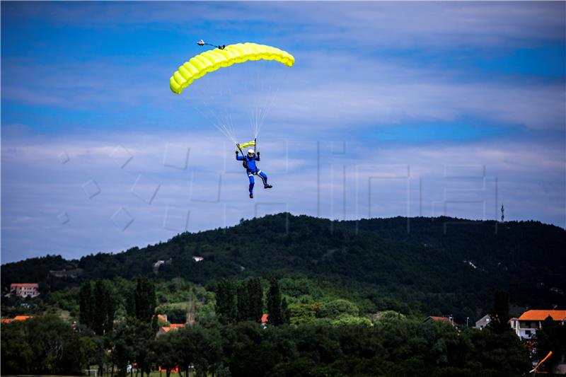  Padobranci aeroklubova Sinj i Split nastavili skokove na sportskom aerodromu Piket